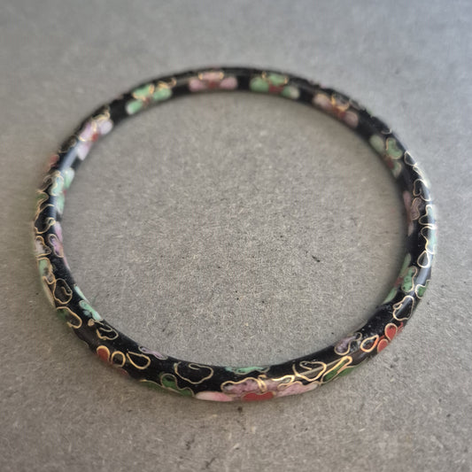 Vintage Cloisonné Armreif mit Blumenmuster – Schwarz & Bunt emailliert