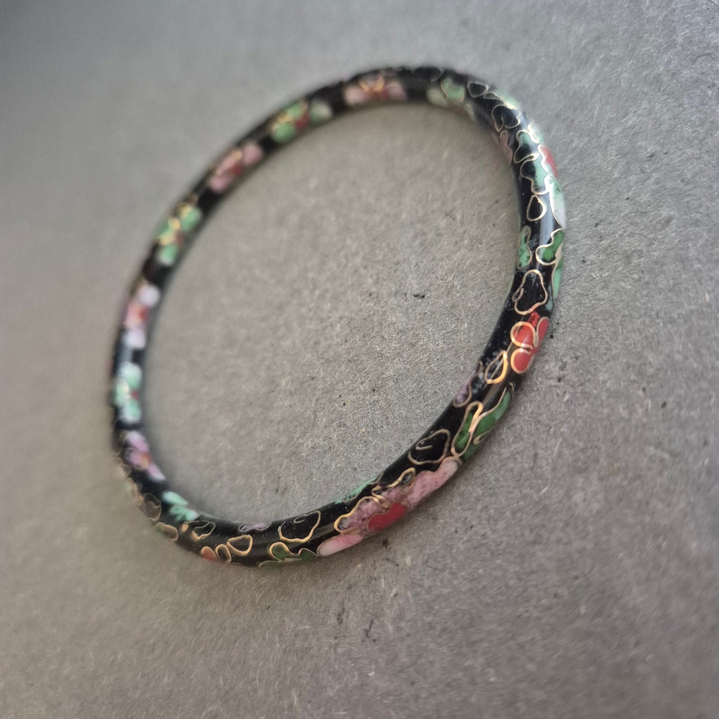 Vintage Cloisonné Armreif mit Blumenmuster – Schwarz & Bunt emailliert