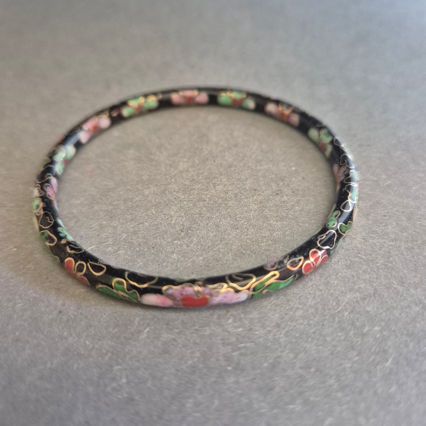 Vintage Cloisonné Armreif mit Blumenmuster – Schwarz & Bunt emailliert