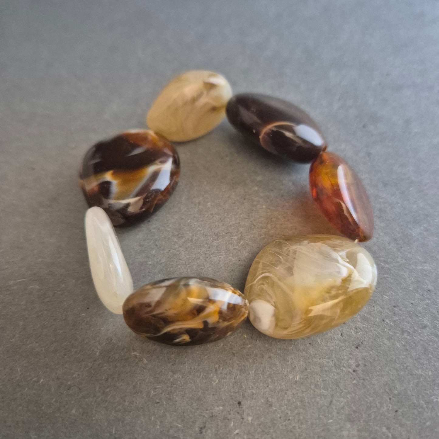 Elastisches Armband mit marmorierten Harzsteinen – Naturinspirierter Look