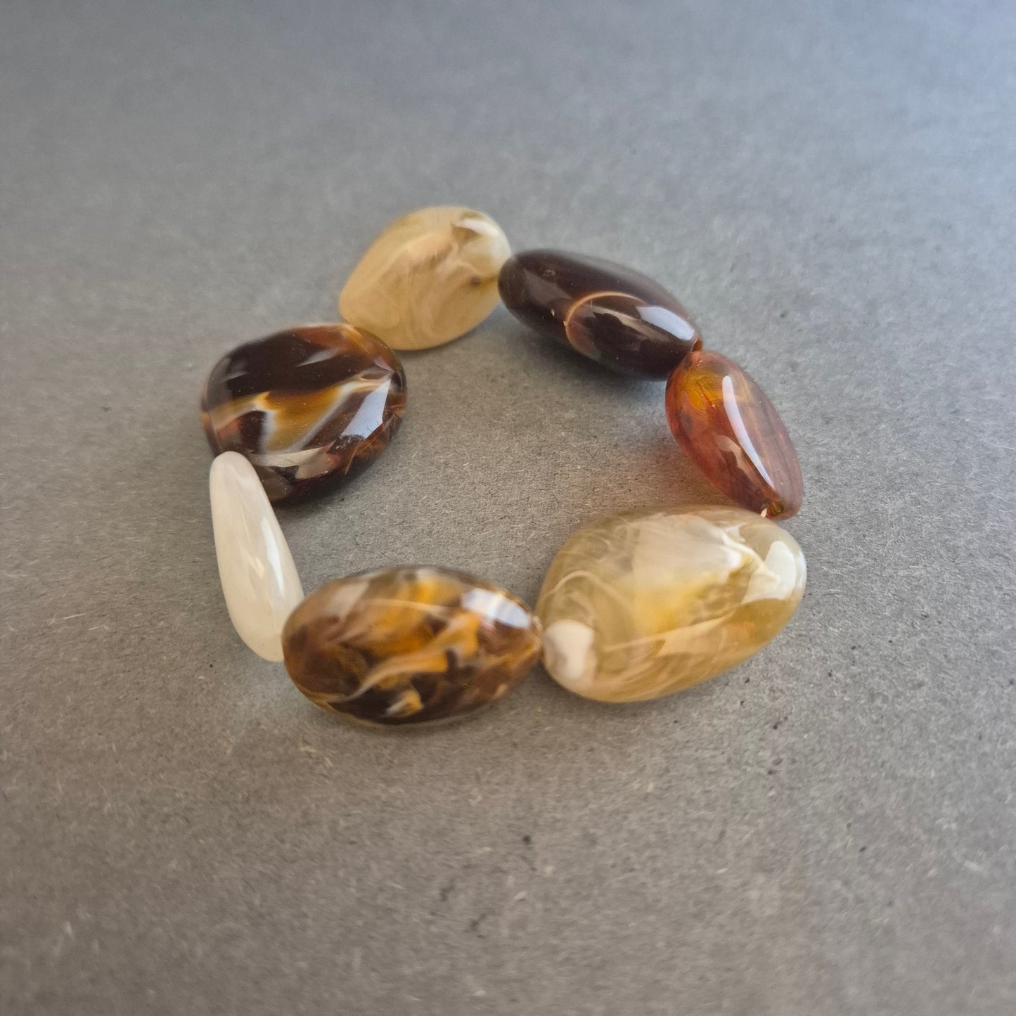 Elastisches Armband mit marmorierten Harzsteinen – Naturinspirierter Look
