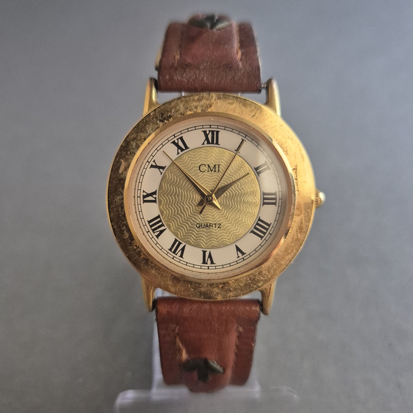 Klassische CMI Quarzuhr – Goldgehäuse & Lederarmband im Vintage-Stil