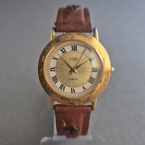 Klassische CMI Quarzuhr – Goldgehäuse & Lederarmband im Vintage-Stil