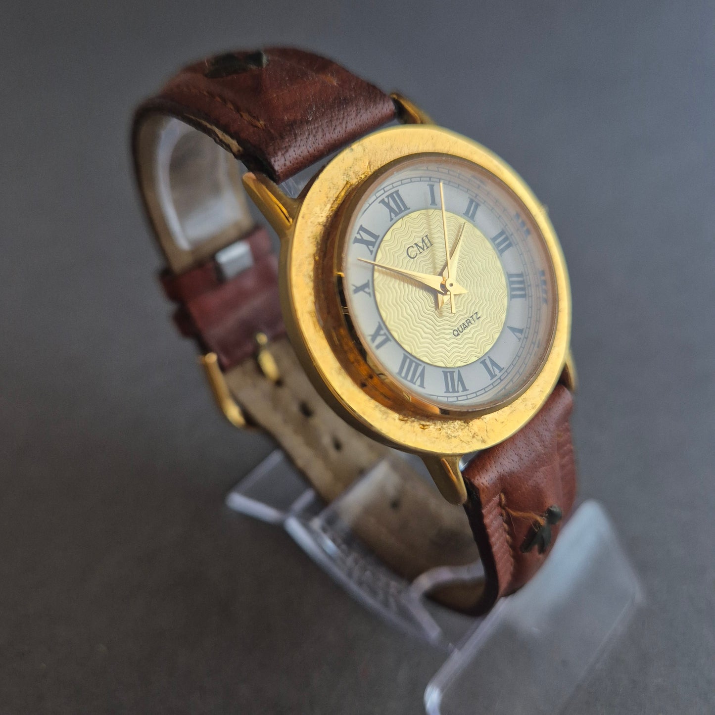 Klassische CMI Quarzuhr – Goldgehäuse & Lederarmband im Vintage-Stil