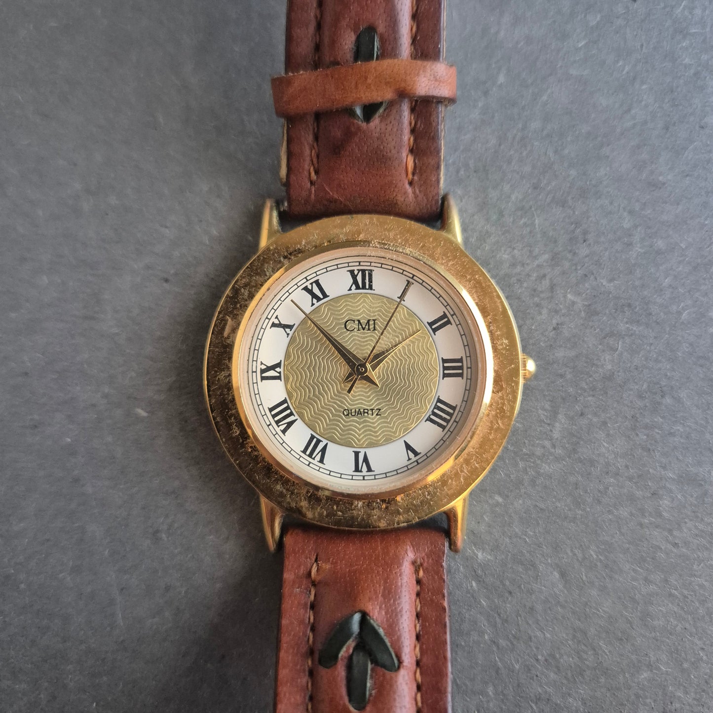 Klassische CMI Quarzuhr – Goldgehäuse & Lederarmband im Vintage-Stil