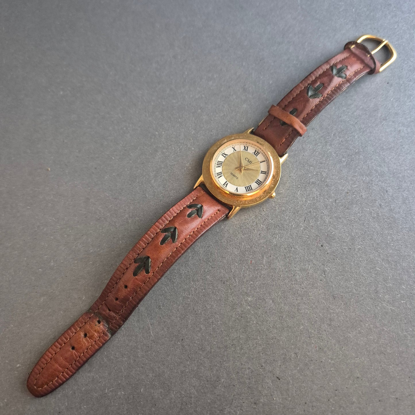 Klassische CMI Quarzuhr – Goldgehäuse & Lederarmband im Vintage-Stil