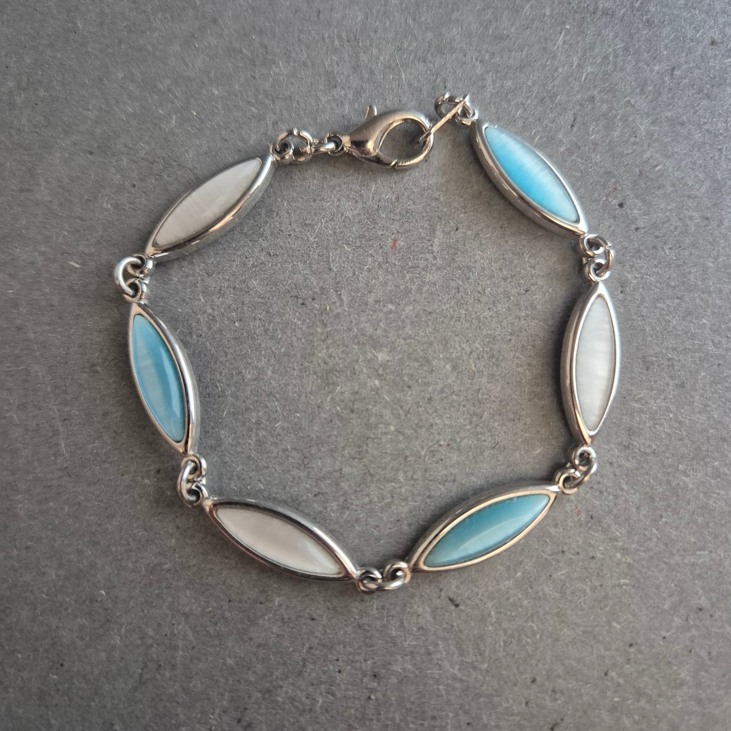 Edles Damenarmband mit Perlmutt & Blau – Maritimer Chic in Silberoptik