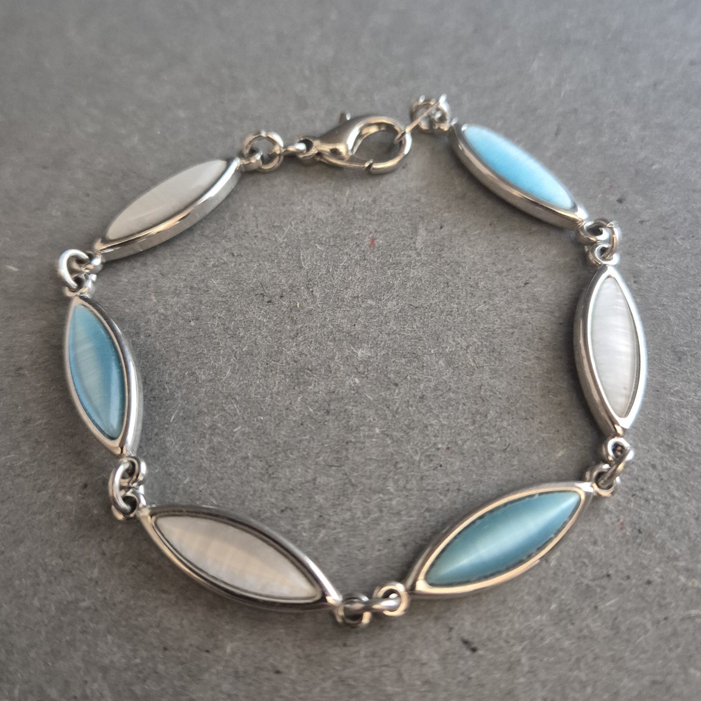 Edles Damenarmband mit Perlmutt & Blau – Maritimer Chic in Silberoptik