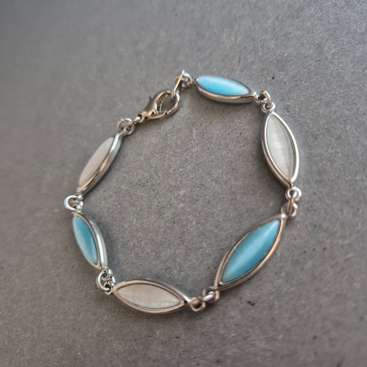 Edles Damenarmband mit Perlmutt & Blau – Maritimer Chic in Silberoptik