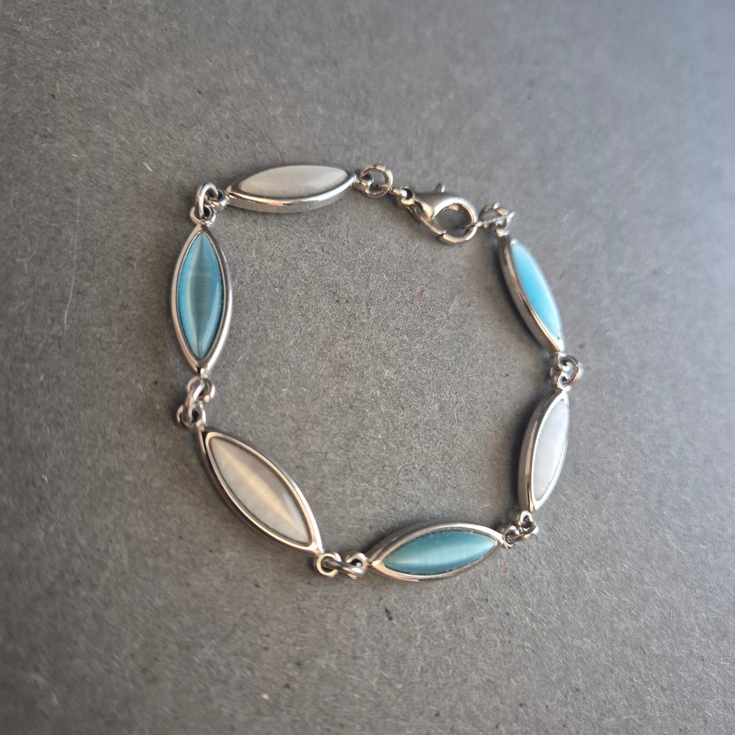 Edles Damenarmband mit Perlmutt & Blau – Maritimer Chic in Silberoptik