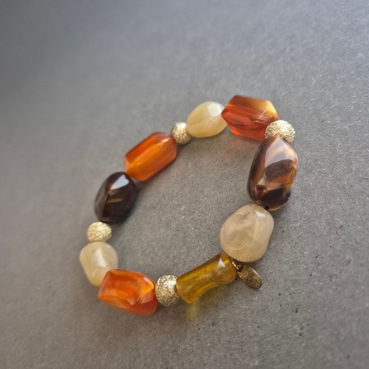 Buntes LEVAR Armband – Natürlicher Look mit Bernstein-Optik