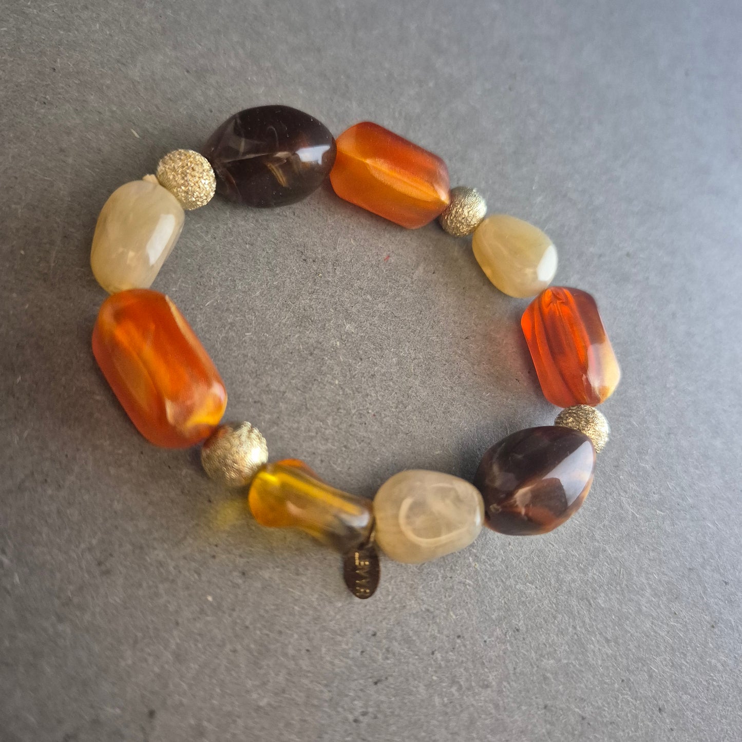 Buntes LEVAR Armband – Natürlicher Look mit Bernstein-Optik