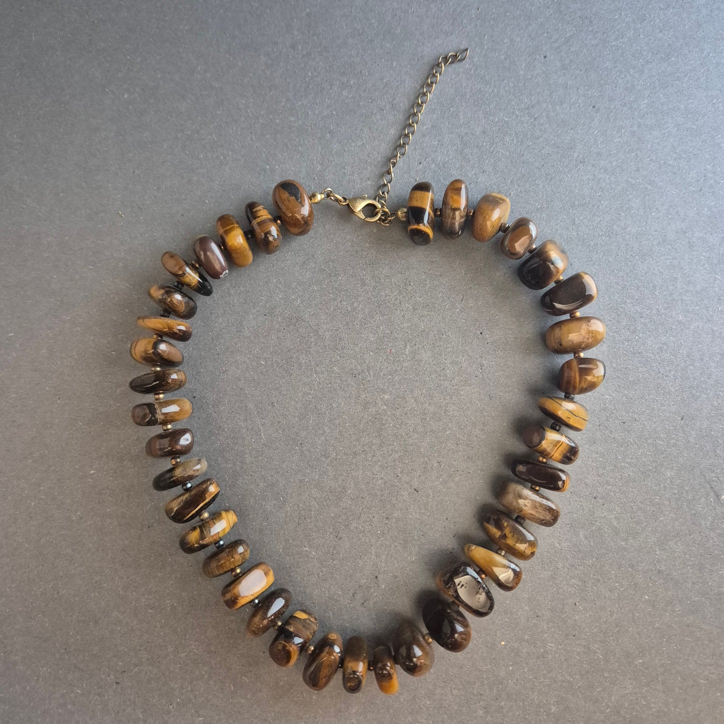 Edelsteinarmband mit Tigerauge – Naturstein-Charme in Braun-Gold