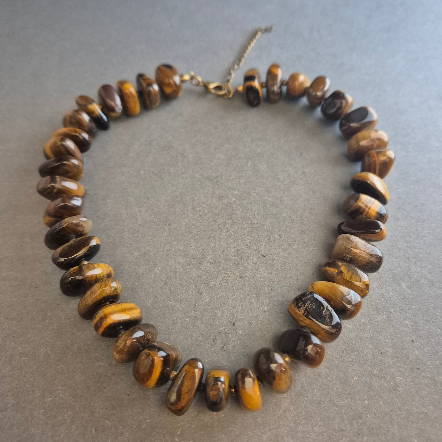Edelsteinarmband mit Tigerauge – Naturstein-Charme in Braun-Gold