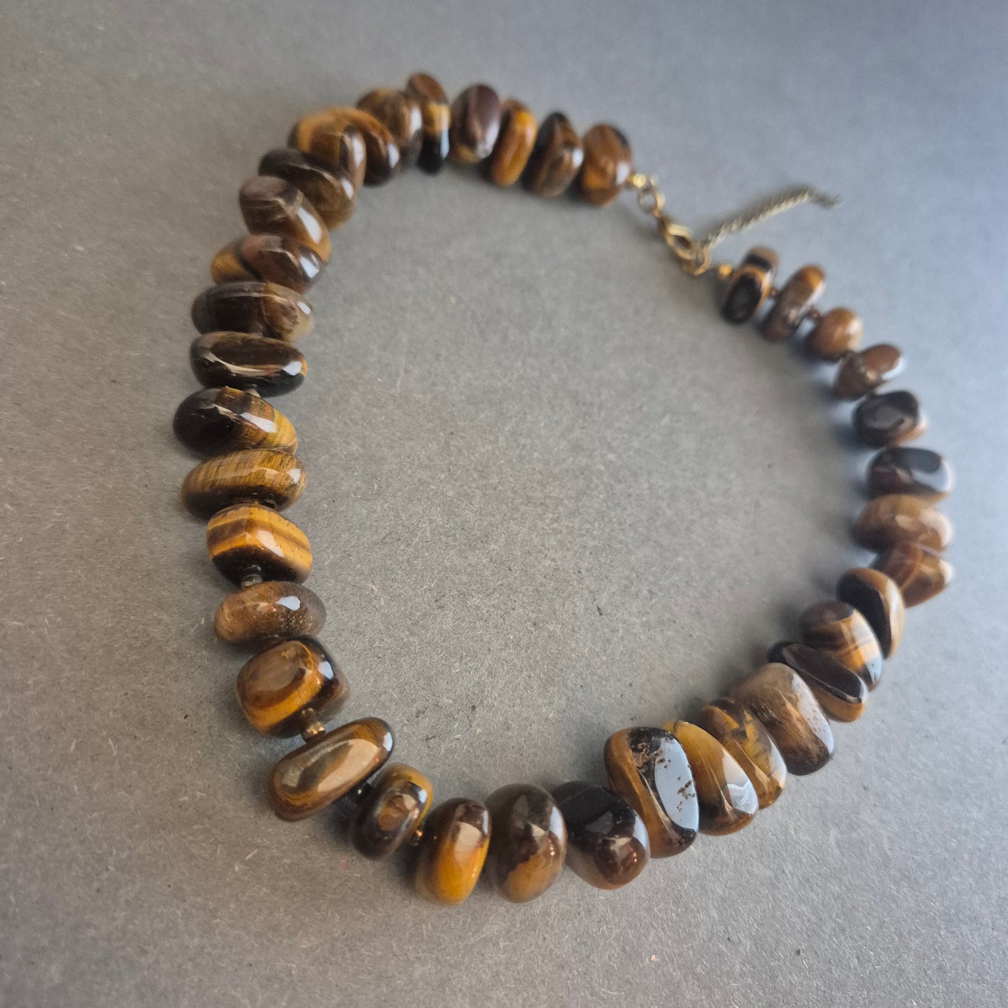 Edelsteinarmband mit Tigerauge – Naturstein-Charme in Braun-Gold