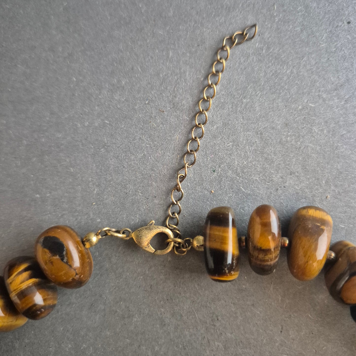 Edelsteinarmband mit Tigerauge – Naturstein-Charme in Braun-Gold