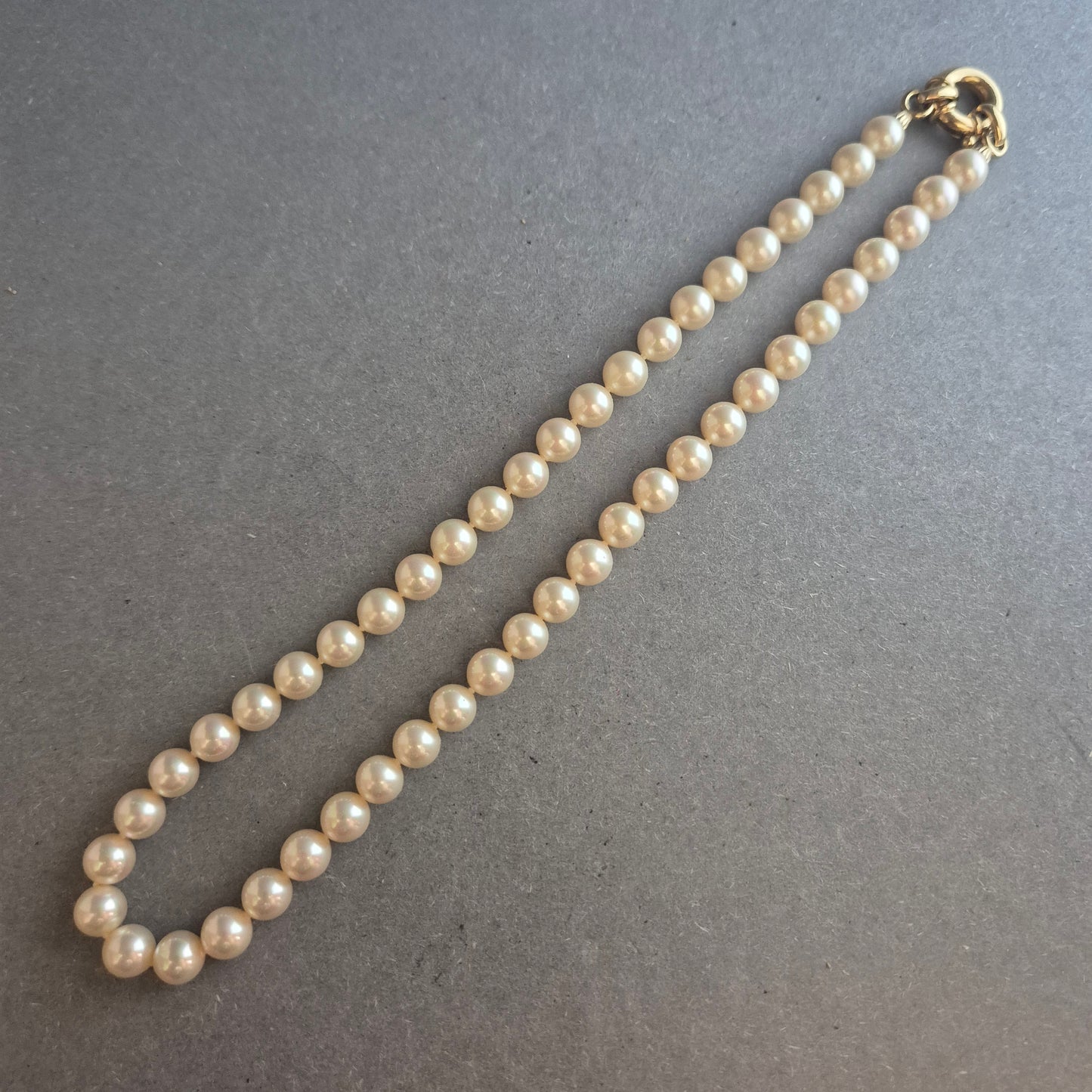 Klassische Perlenkette mit Goldverschluss – Eleganz für jeden Anlass