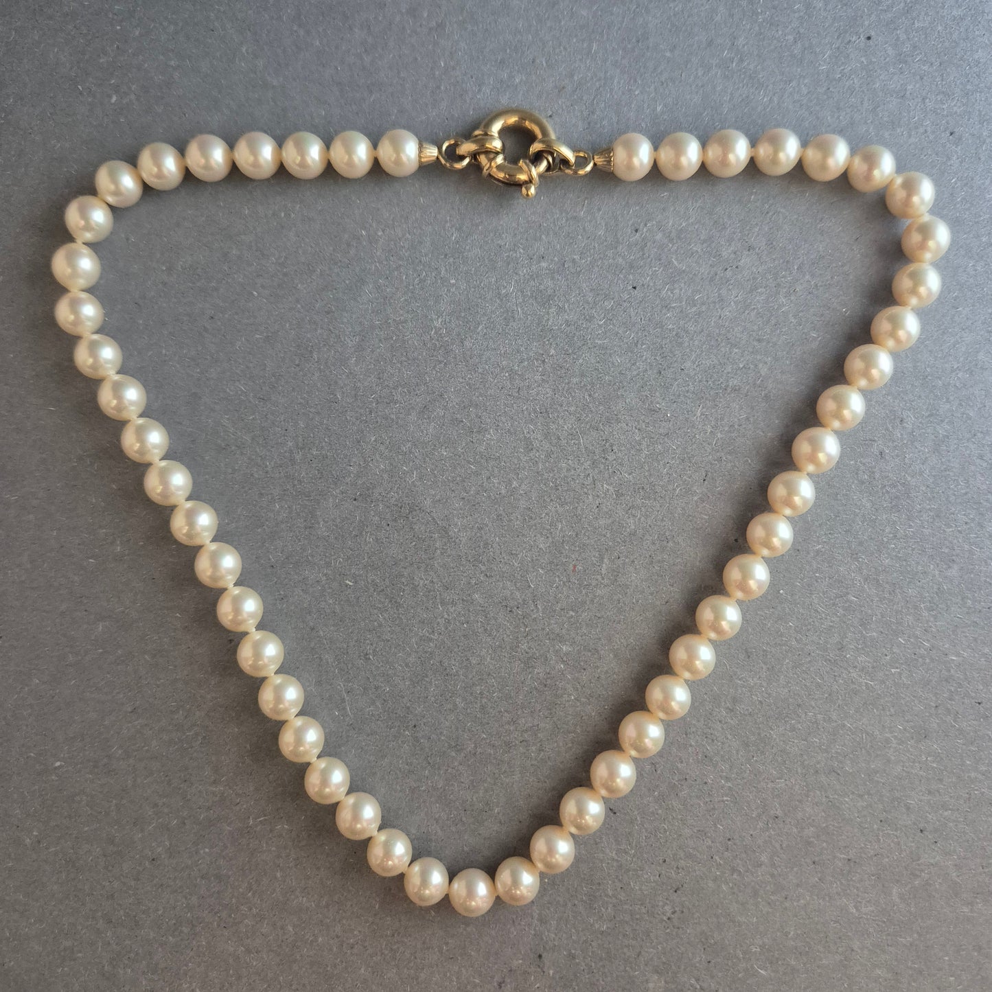 Klassische Perlenkette mit Goldverschluss – Eleganz für jeden Anlass