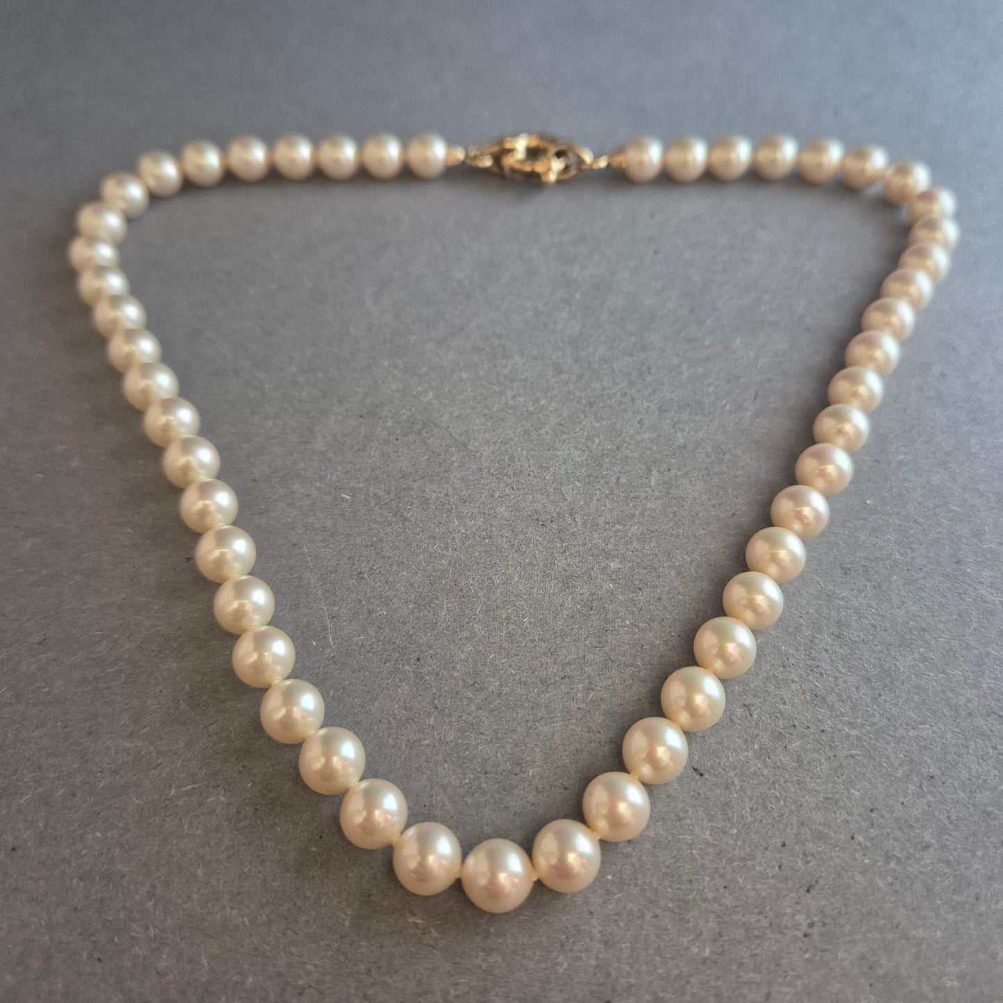 Klassische Perlenkette mit Goldverschluss – Eleganz für jeden Anlass