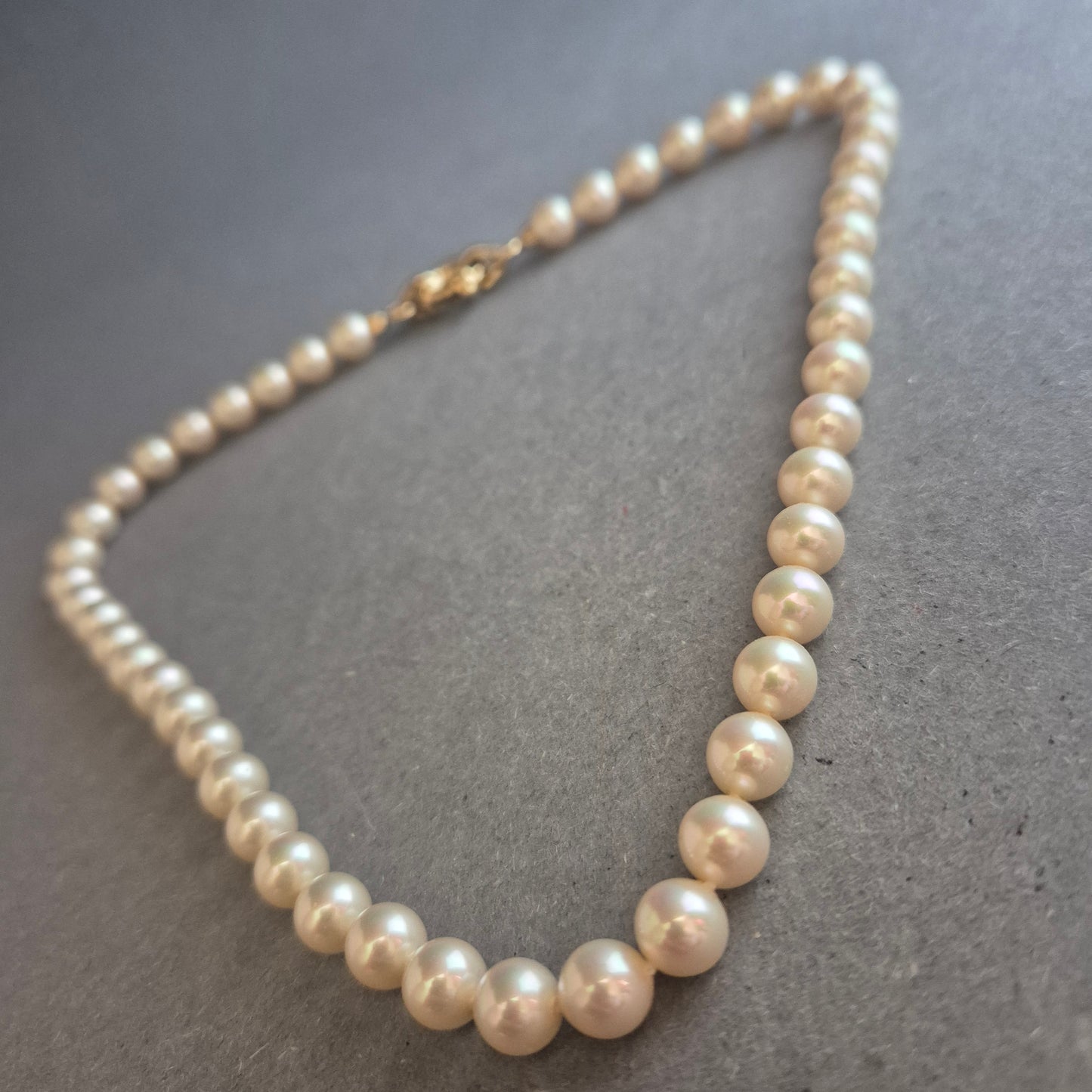 Klassische Perlenkette mit Goldverschluss – Eleganz für jeden Anlass