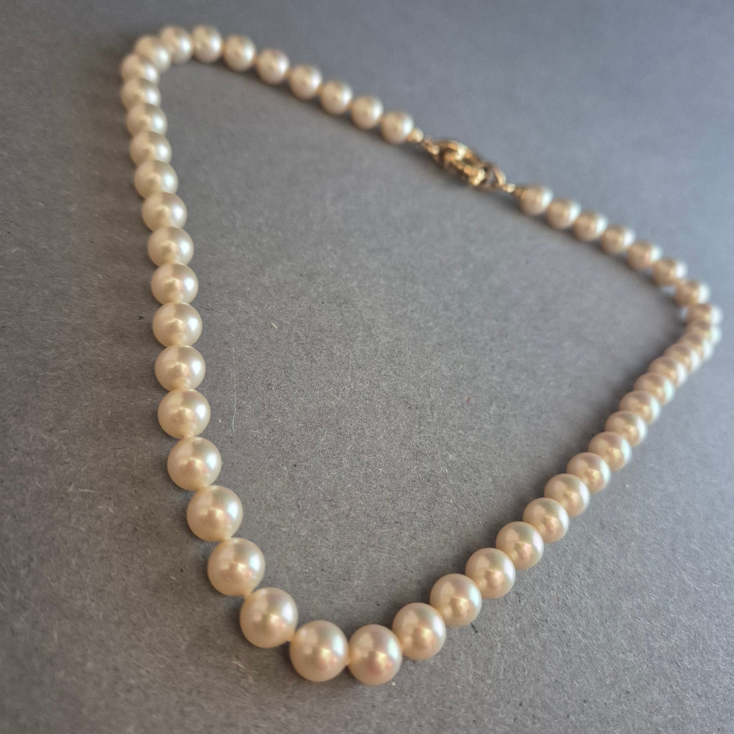 Klassische Perlenkette mit Goldverschluss – Eleganz für jeden Anlass