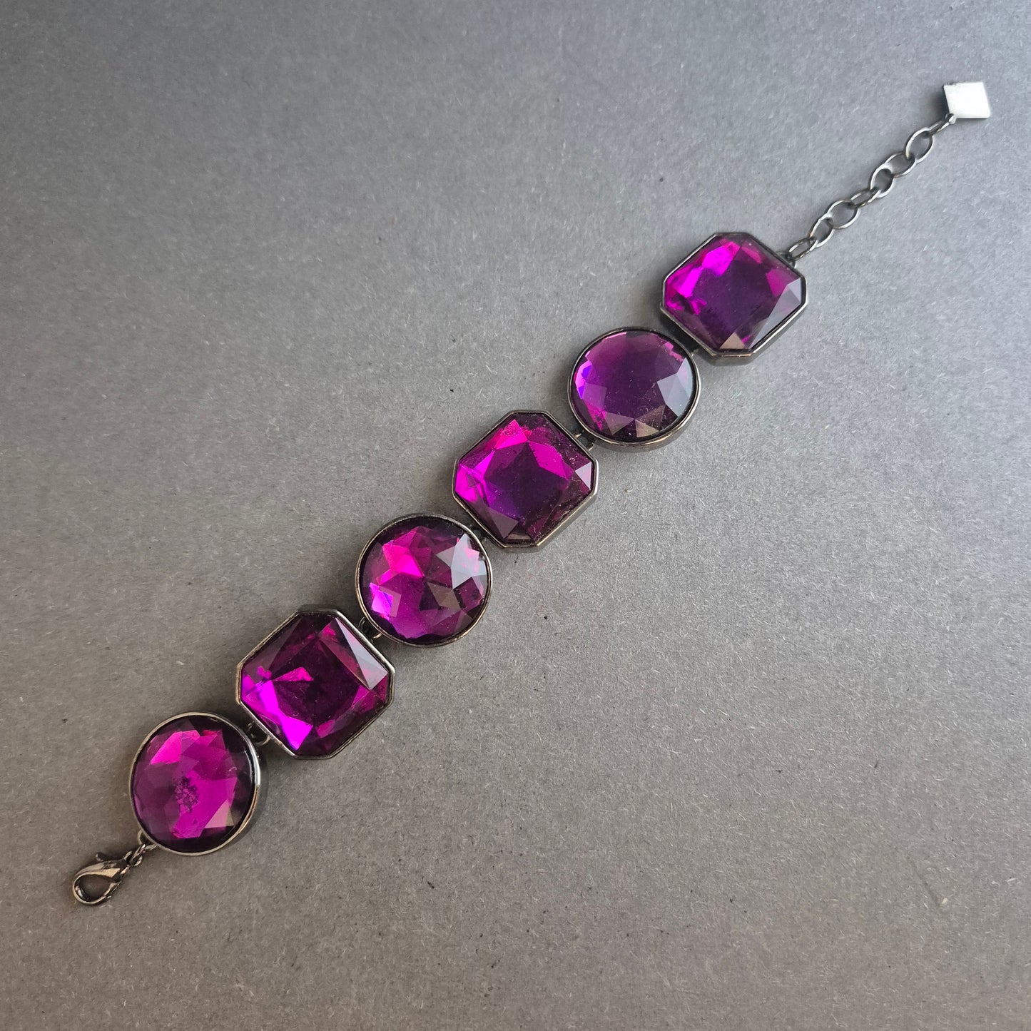 Auffälliges Armband mit lila Glassteinen – Glamour für jedes Outfit