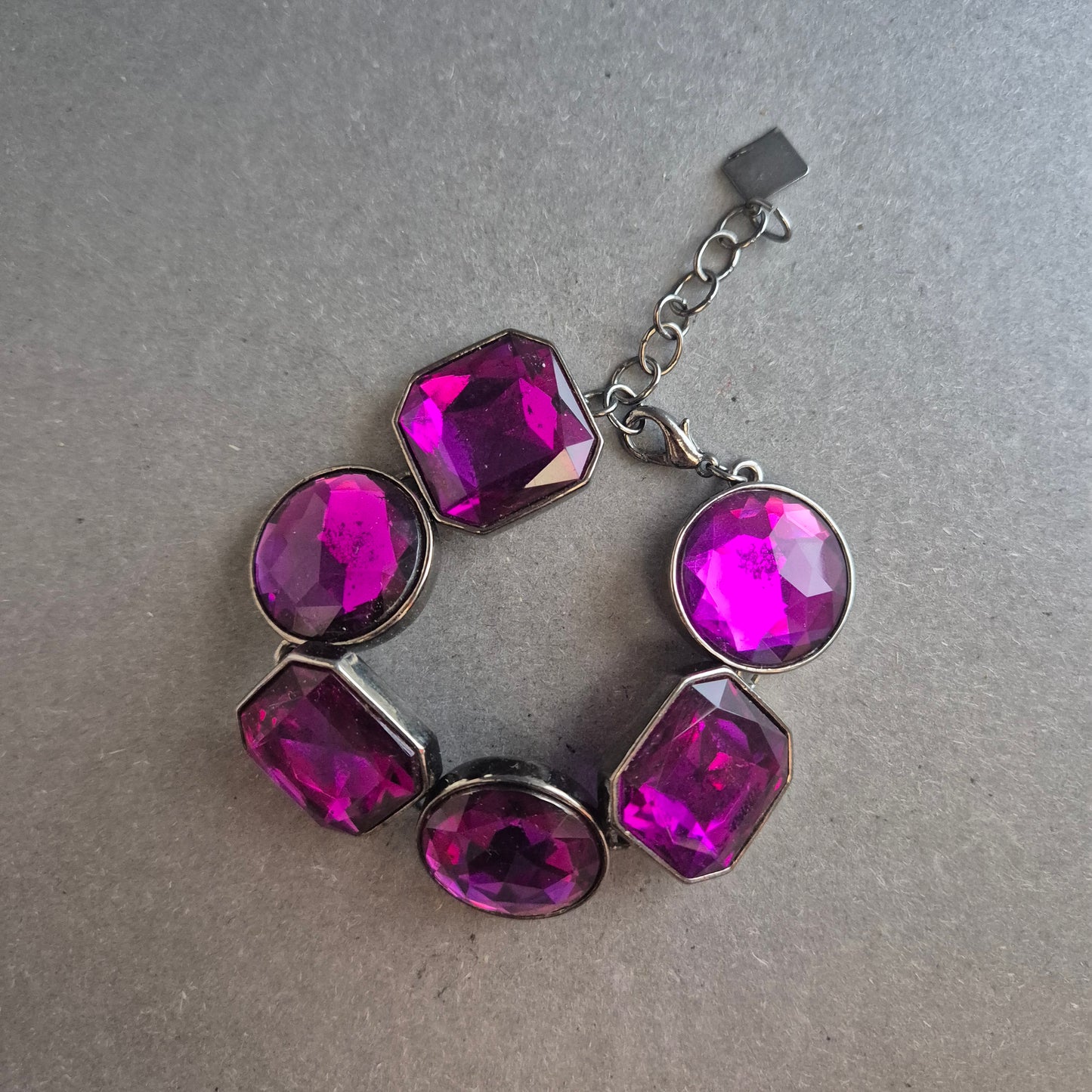 Auffälliges Armband mit lila Glassteinen – Glamour für jedes Outfit