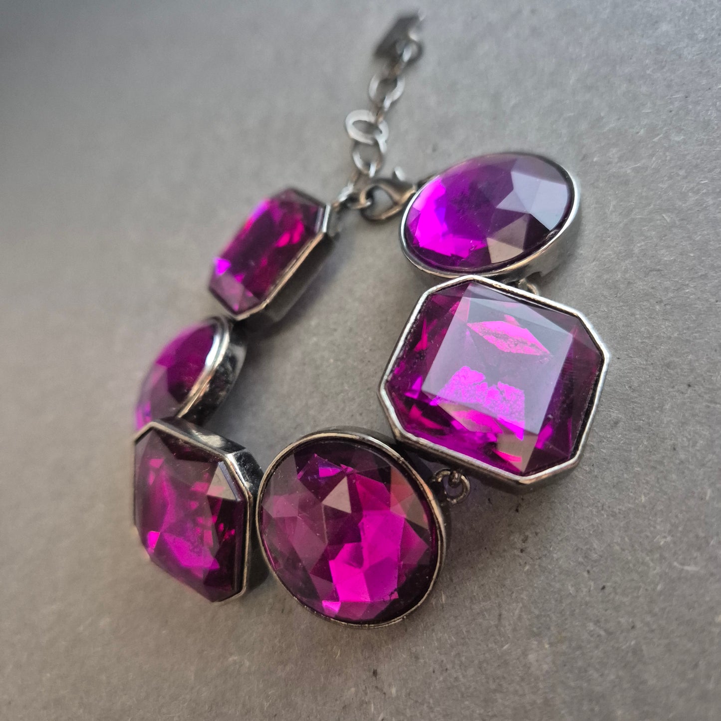 Auffälliges Armband mit lila Glassteinen – Glamour für jedes Outfit