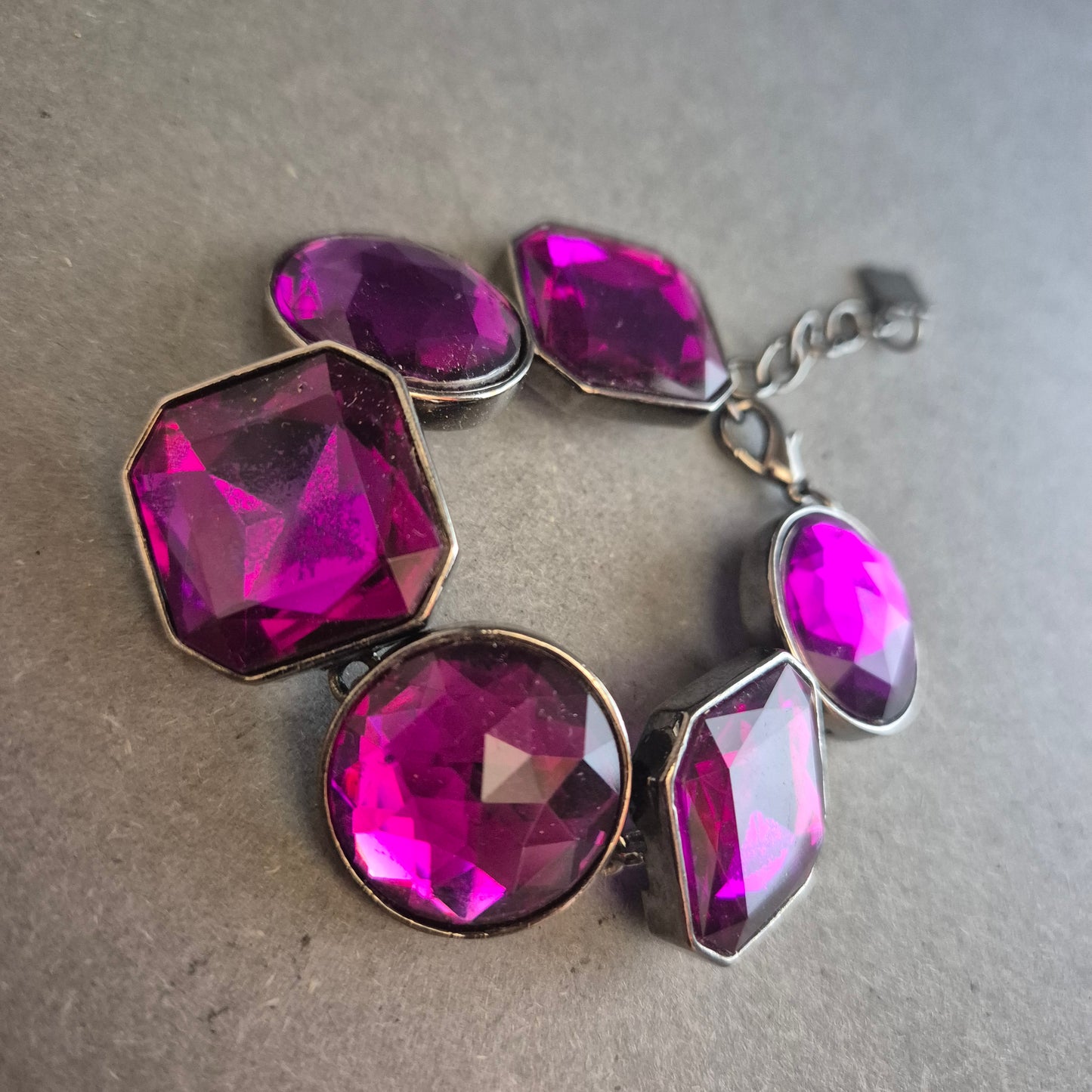 Auffälliges Armband mit lila Glassteinen – Glamour für jedes Outfit