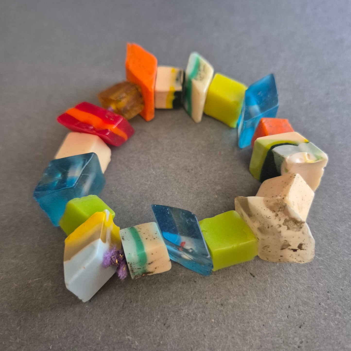 Buntes Vintage-Stretcharmband – Künstlerischer Look mit Retro-Flair