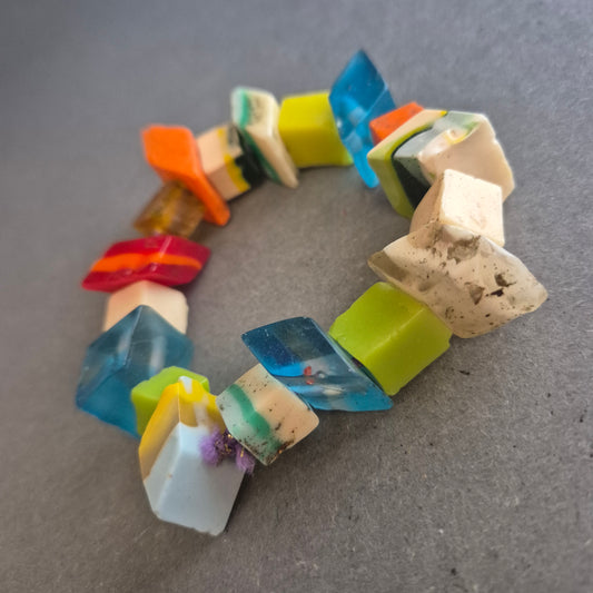 Buntes Vintage-Stretcharmband – Künstlerischer Look mit Retro-Flair