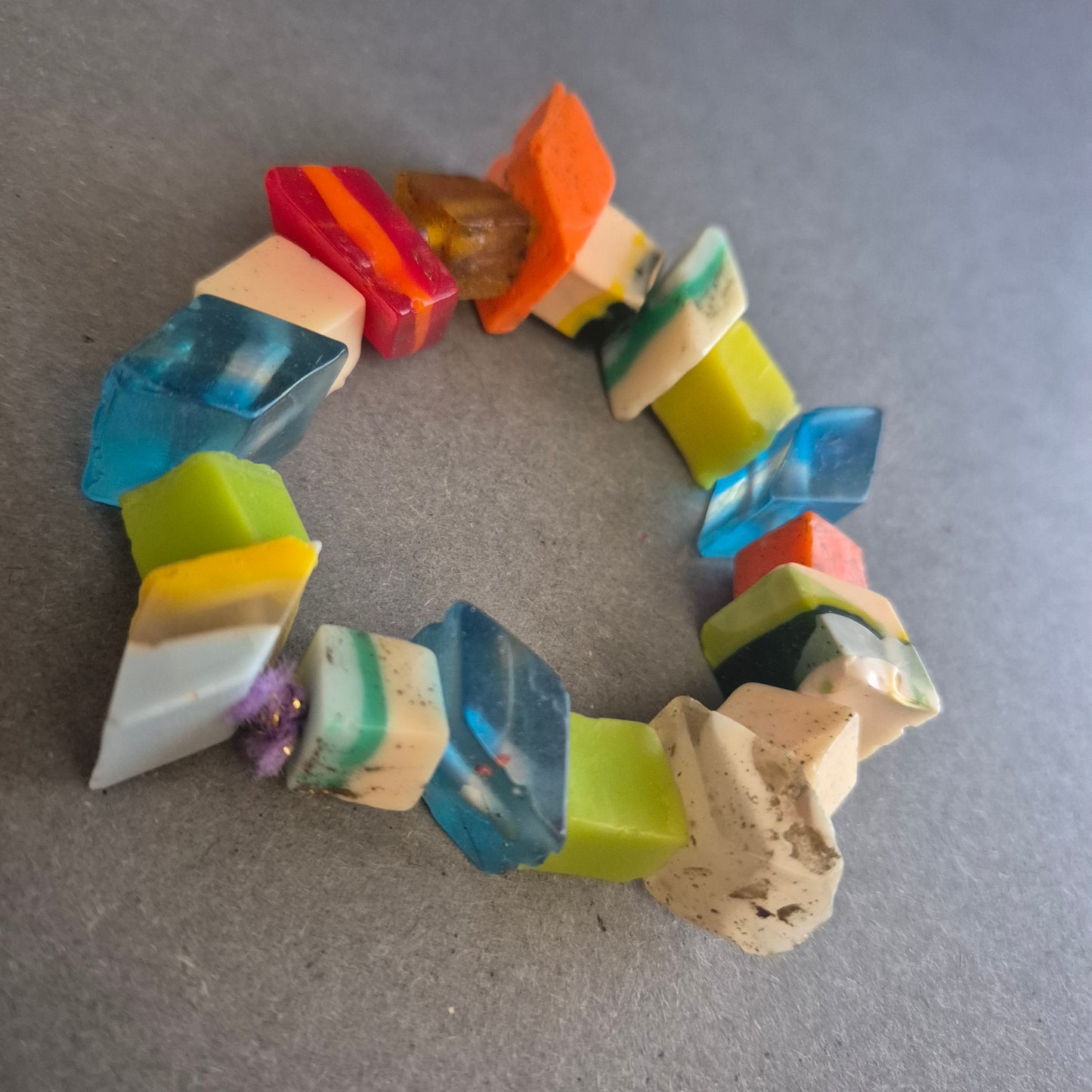 Buntes Vintage-Stretcharmband – Künstlerischer Look mit Retro-Flair