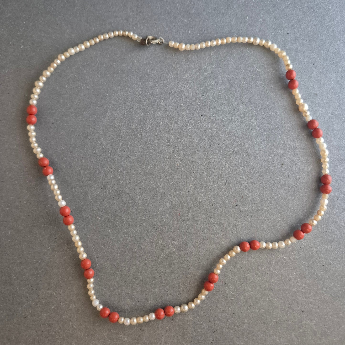 Elegante Perlenkette mit roten Korallen – Klassischer Stil mit Farbakzent