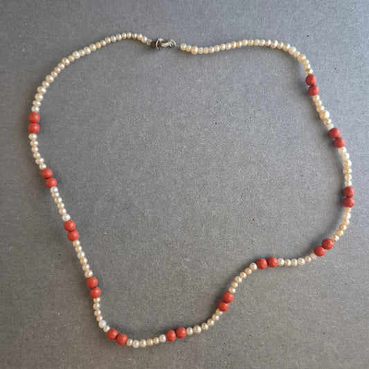 Elegante Perlenkette mit roten Korallen – Klassischer Stil mit Farbakzent