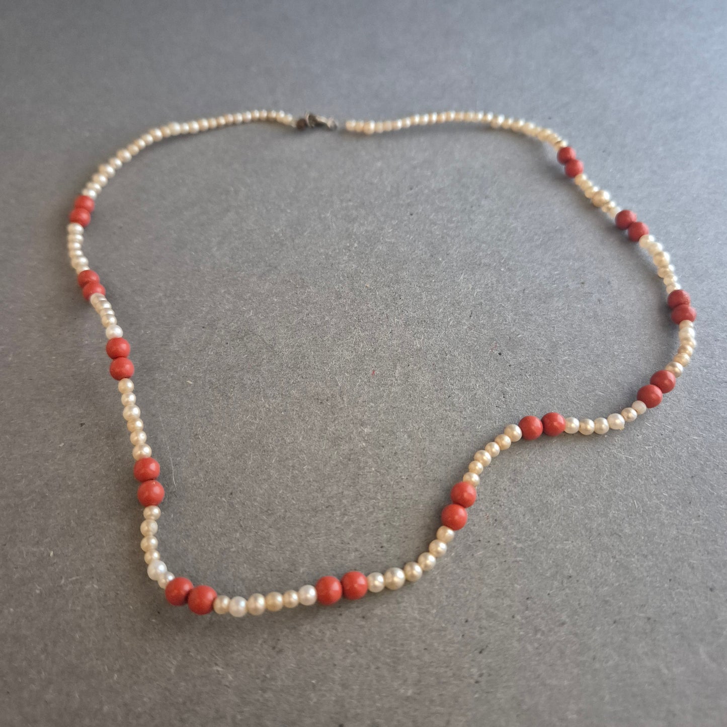 Elegante Perlenkette mit roten Korallen – Klassischer Stil mit Farbakzent