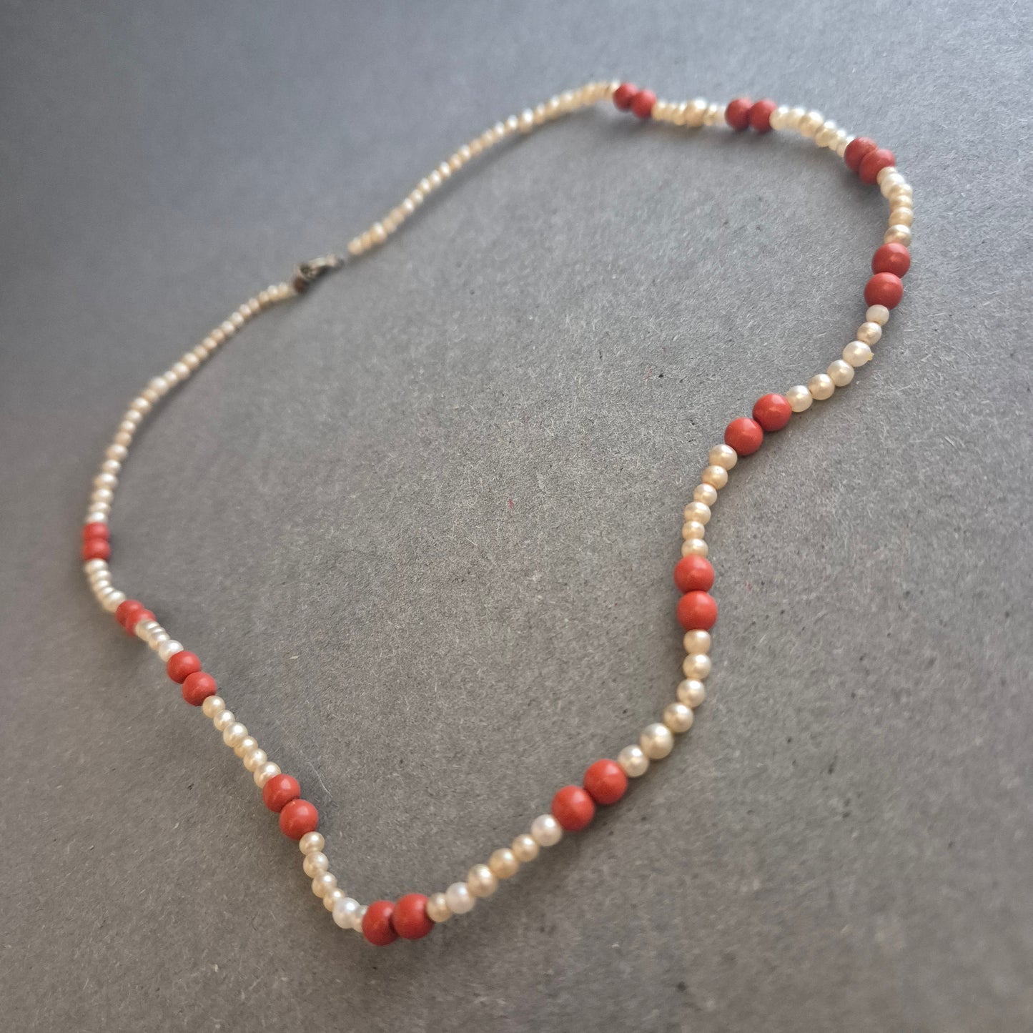 Elegante Perlenkette mit roten Korallen – Klassischer Stil mit Farbakzent