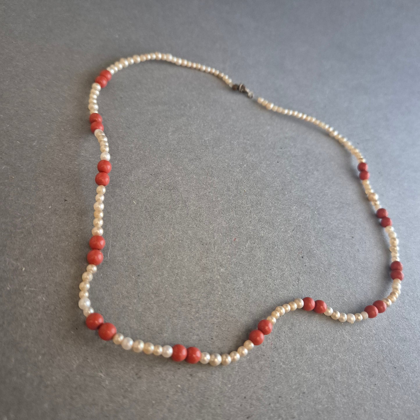 Elegante Perlenkette mit roten Korallen – Klassischer Stil mit Farbakzent