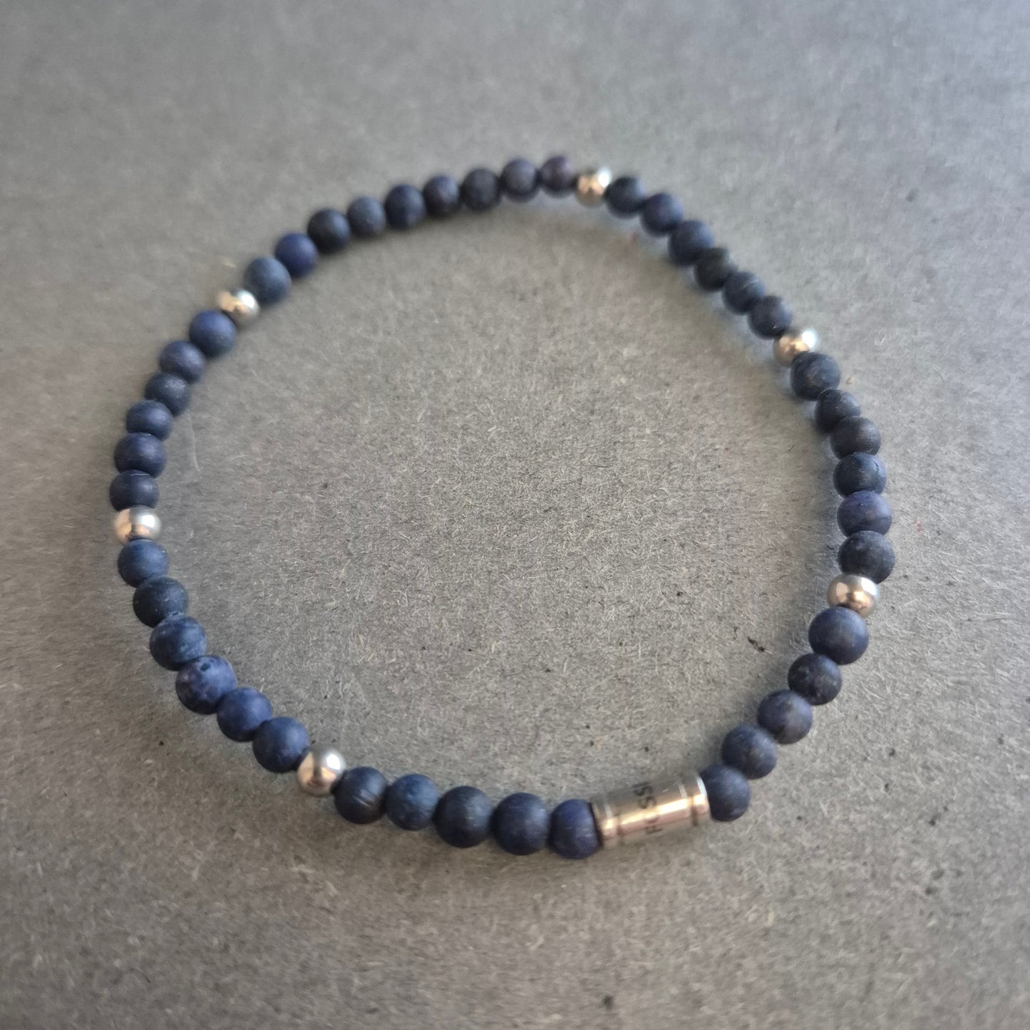 Fossil Herrenarmband mit blauen Steinperlen – Lässiger Stil für jeden Tag