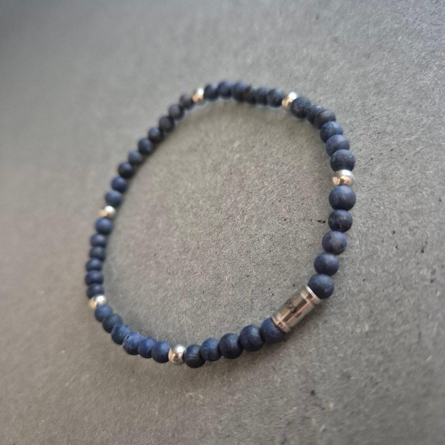 Fossil Herrenarmband mit blauen Steinperlen – Lässiger Stil für jeden Tag