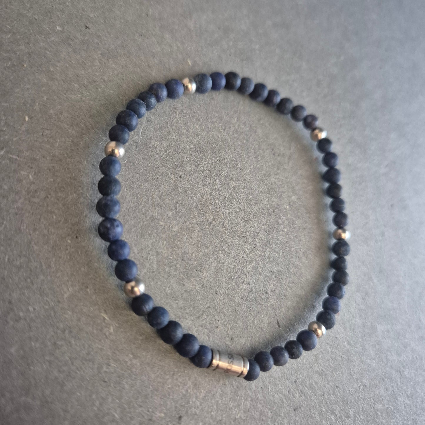 Fossil Herrenarmband mit blauen Steinperlen – Lässiger Stil für jeden Tag