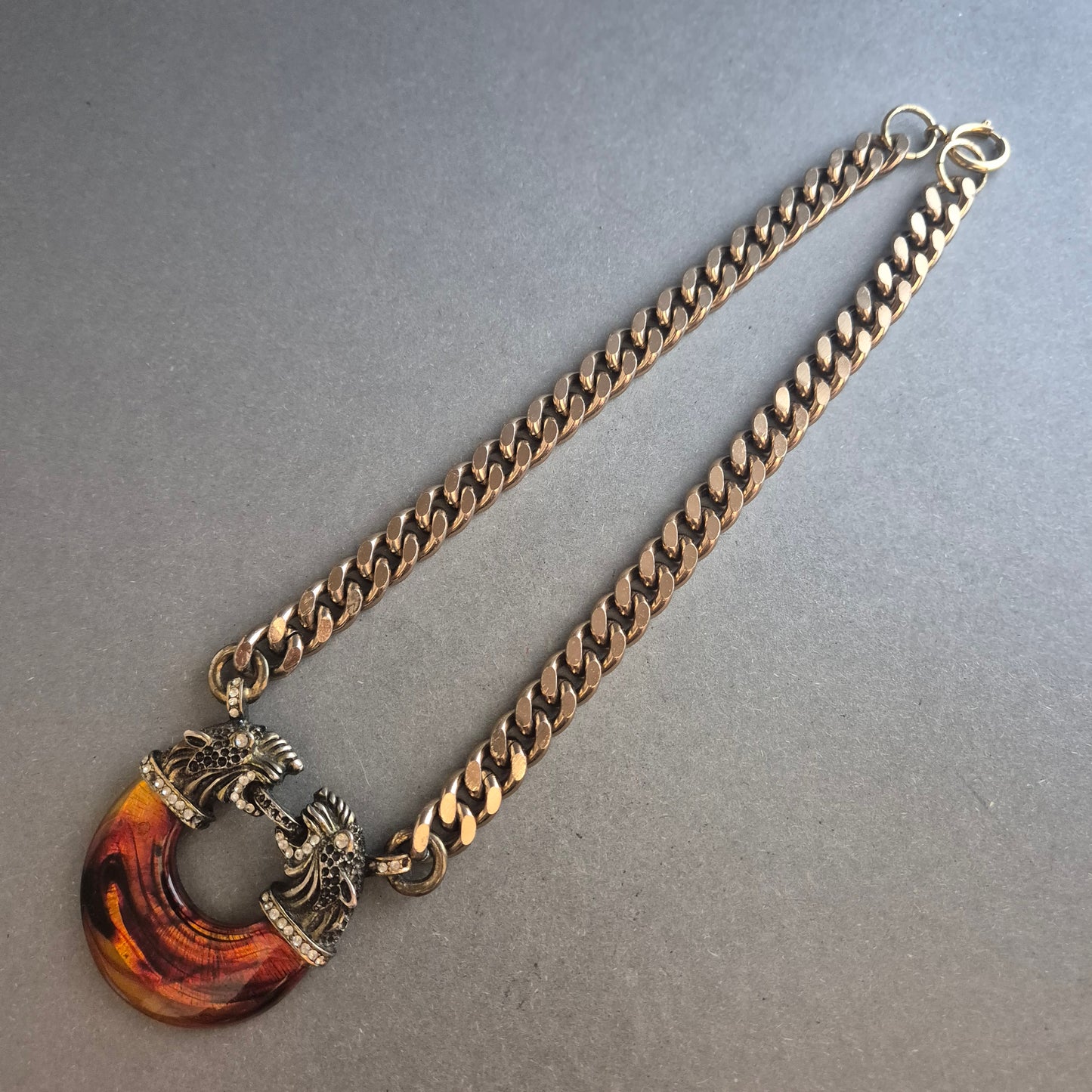 Statementkette mit Löwenköpfen und Bernsteinoptik – Extravaganz pur