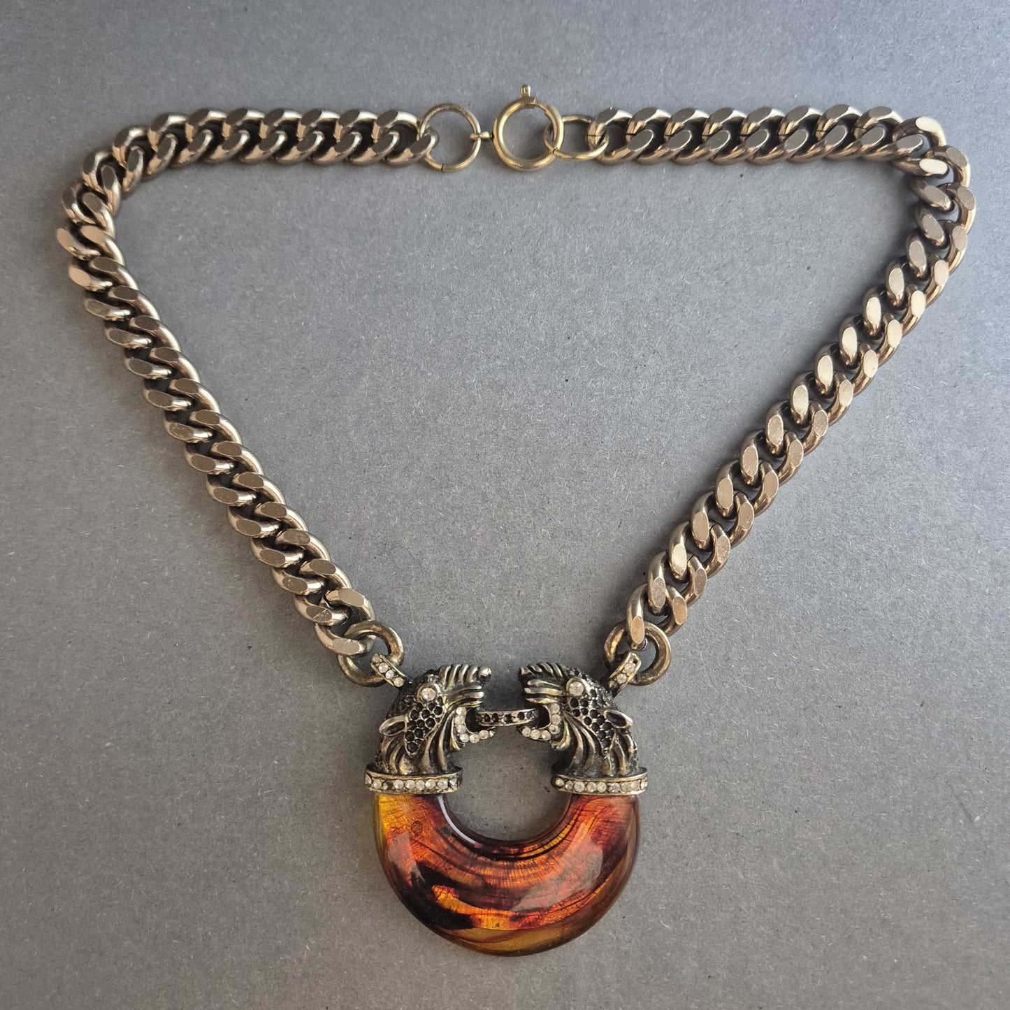 Statementkette mit Löwenköpfen und Bernsteinoptik – Extravaganz pur