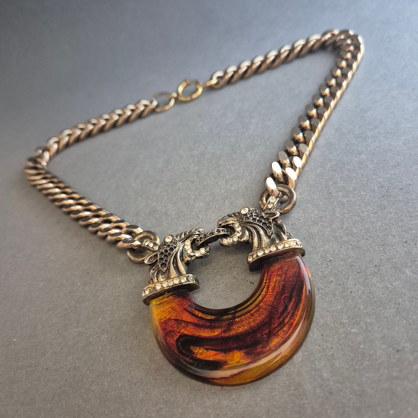 Statementkette mit Löwenköpfen und Bernsteinoptik – Extravaganz pur