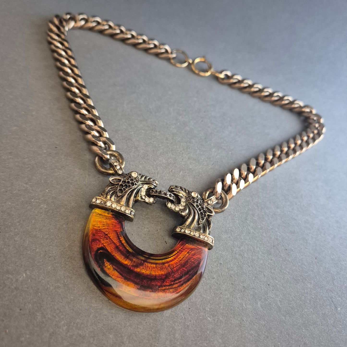 Statementkette mit Löwenköpfen und Bernsteinoptik – Extravaganz pur