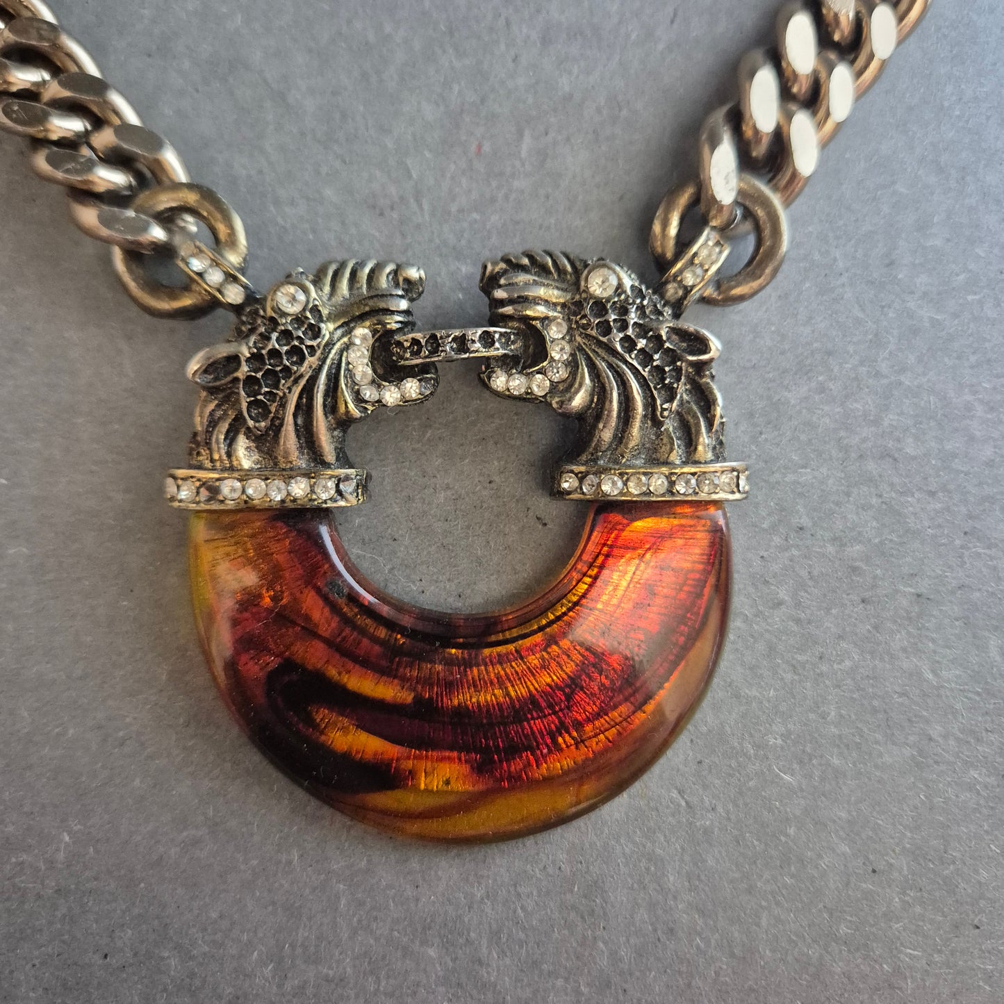 Statementkette mit Löwenköpfen und Bernsteinoptik – Extravaganz pur