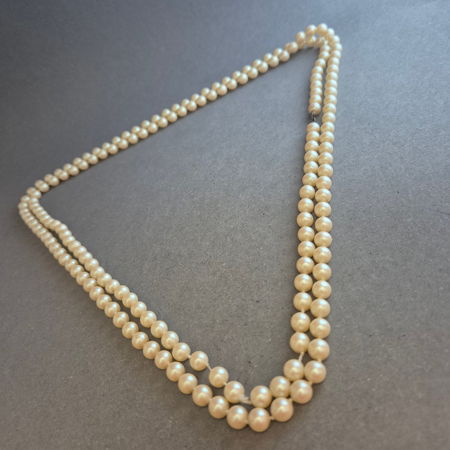 Zweireihige Vintage-Perlenkette – Klassische Eleganz in Cremeweiß