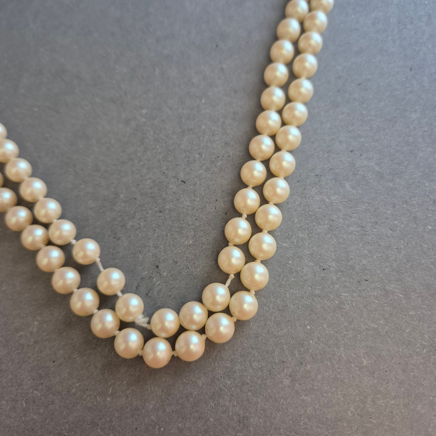 Zweireihige Vintage-Perlenkette – Klassische Eleganz in Cremeweiß