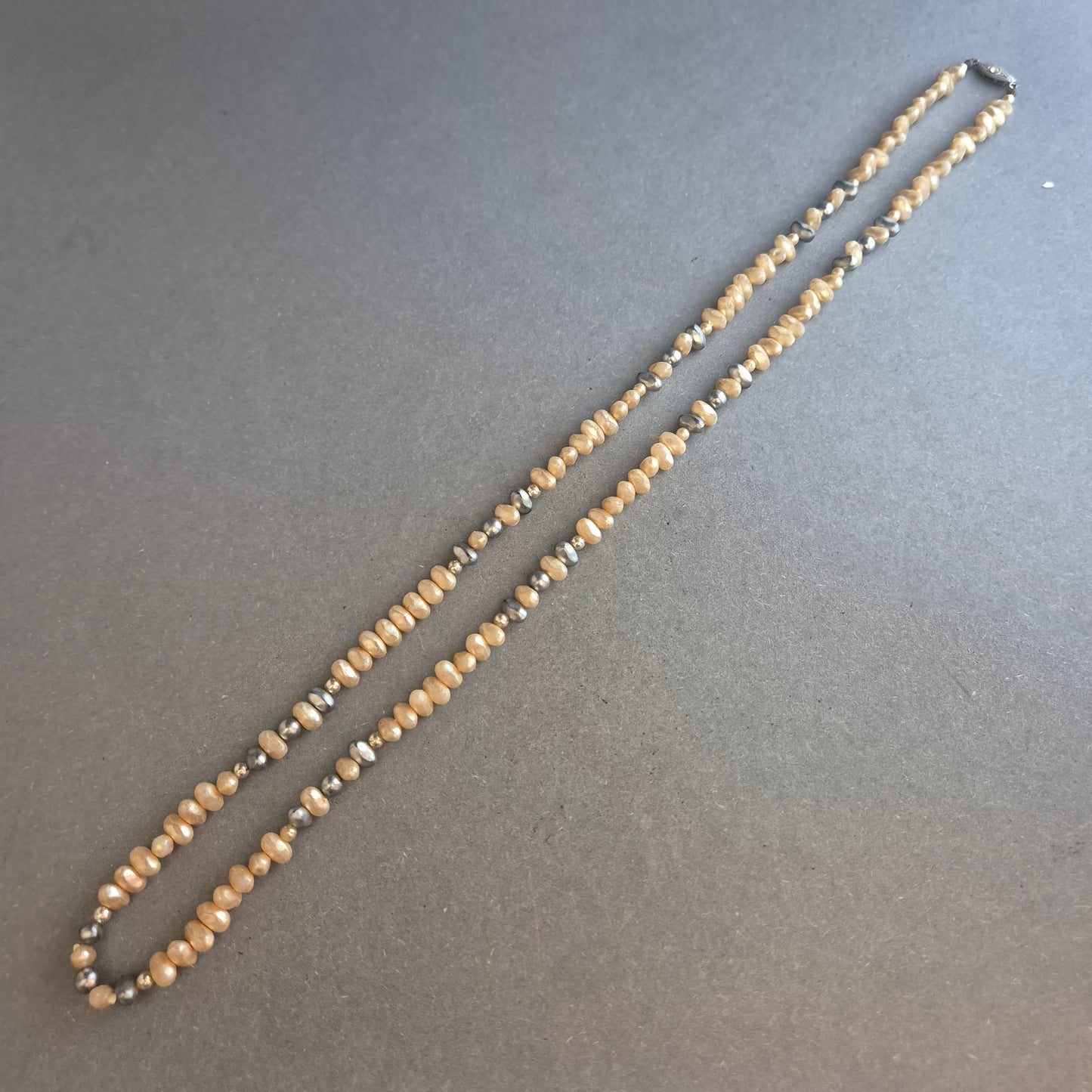 Natürliche Perlenkette in Beige-Grau – Schlichte Schönheit im Naturlook
