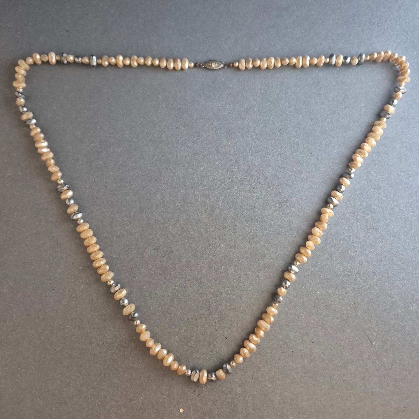 Natürliche Perlenkette in Beige-Grau – Schlichte Schönheit im Naturlook