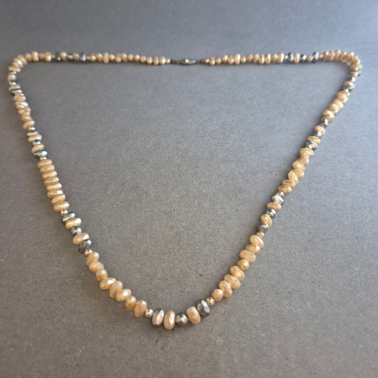 Natürliche Perlenkette in Beige-Grau – Schlichte Schönheit im Naturlook
